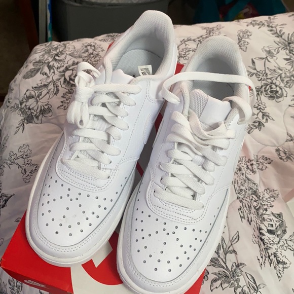 Brand new low top all white Nike size 5.5M 7W - Picture 1 of 5